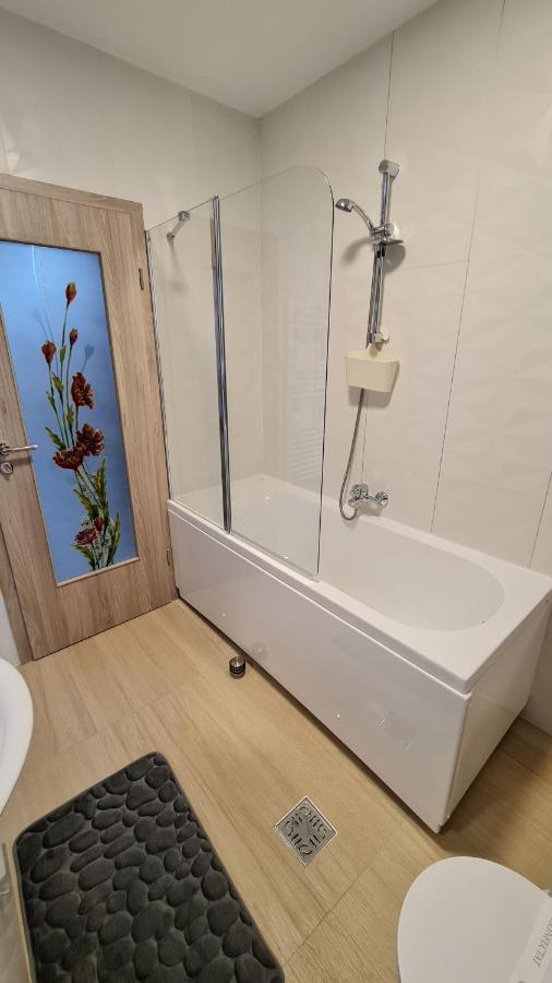 Zander Home Apartment Буштені Екстер'єр фото