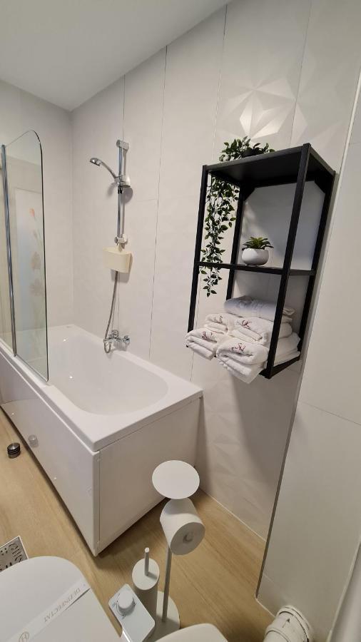 Zander Home Apartment Буштені Екстер'єр фото